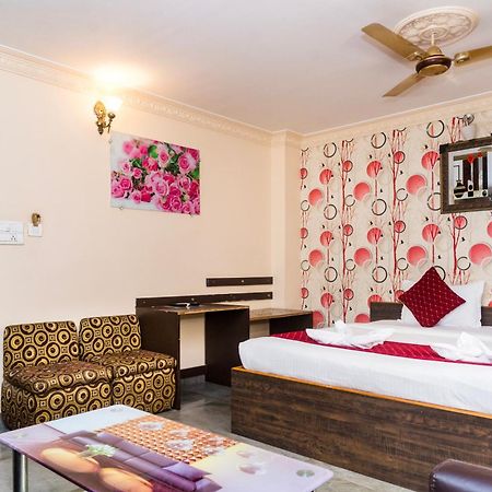 Apples Balaji Inn Сіліґурі Екстер'єр фото