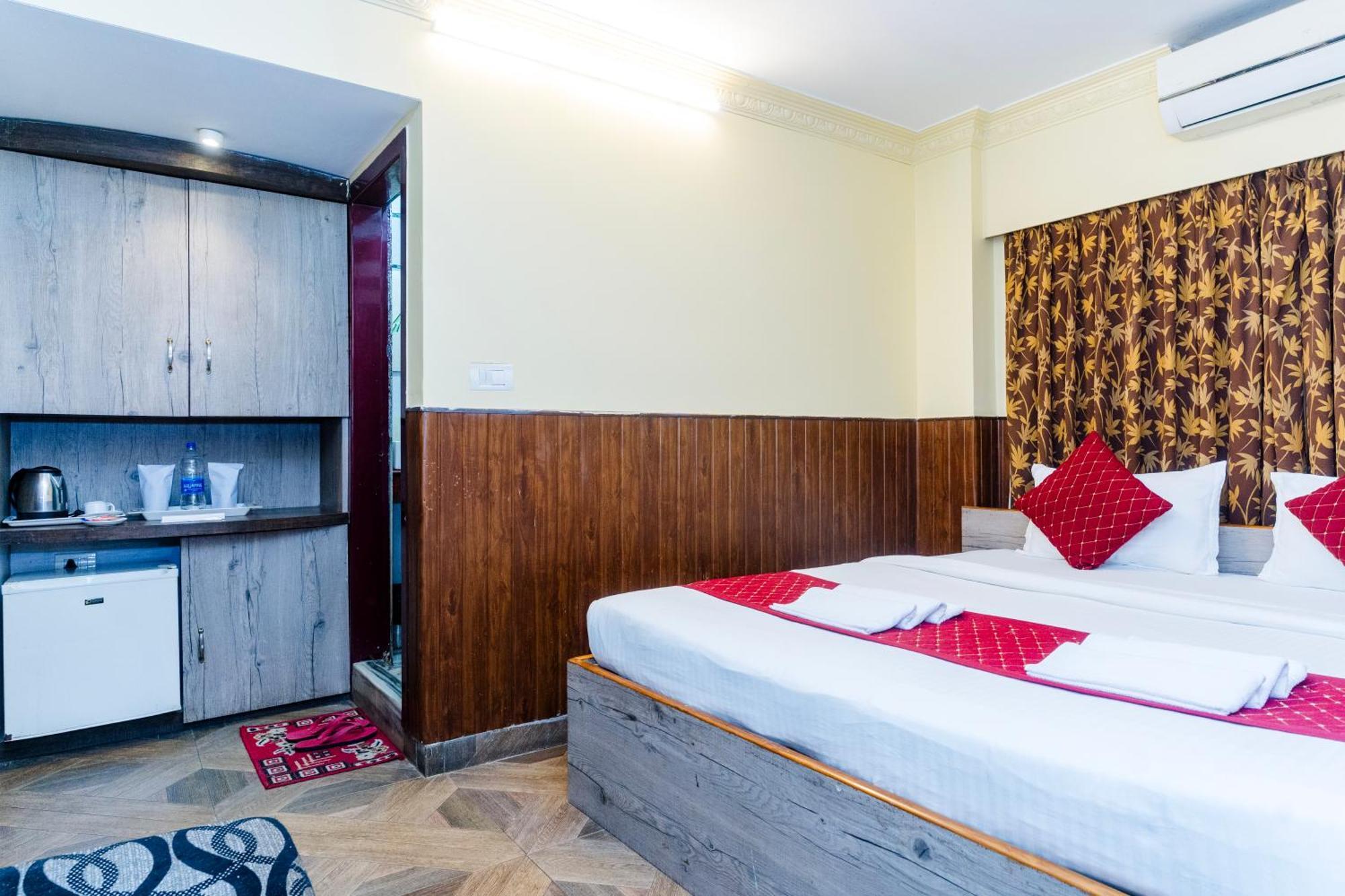 Apples Balaji Inn Сіліґурі Екстер'єр фото