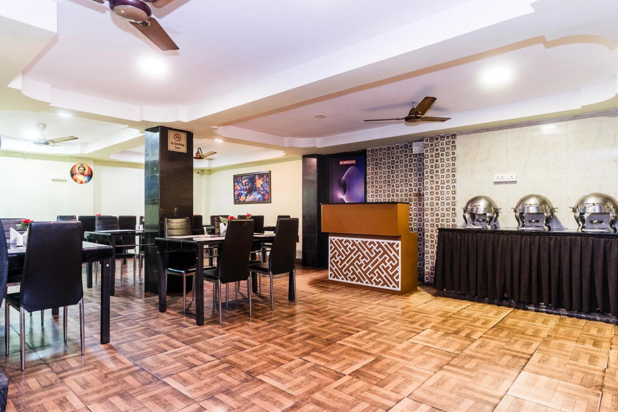 Apples Balaji Inn Сіліґурі Екстер'єр фото