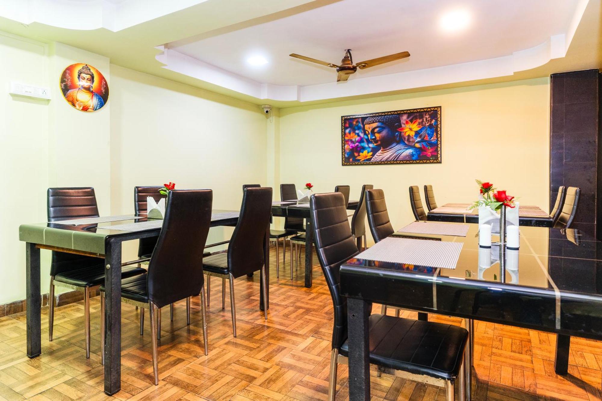 Apples Balaji Inn Сіліґурі Екстер'єр фото