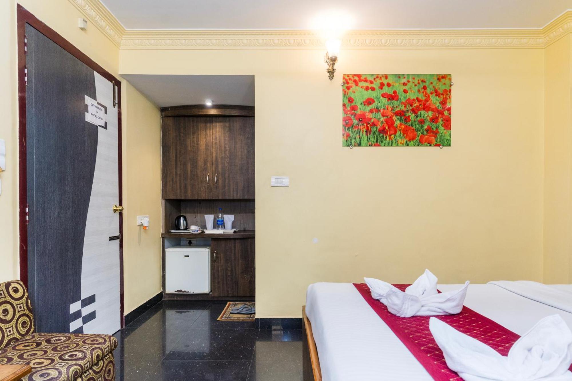 Apples Balaji Inn Сіліґурі Екстер'єр фото