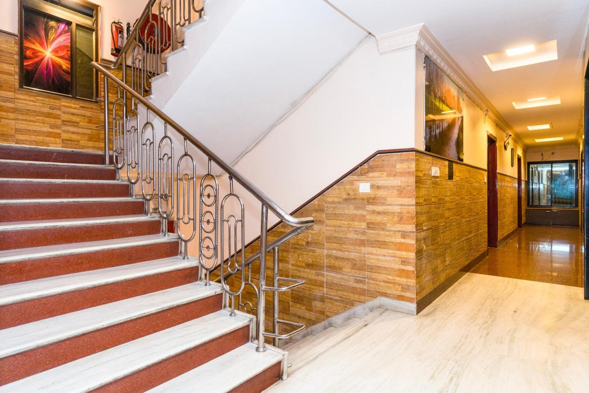 Apples Balaji Inn Сіліґурі Екстер'єр фото