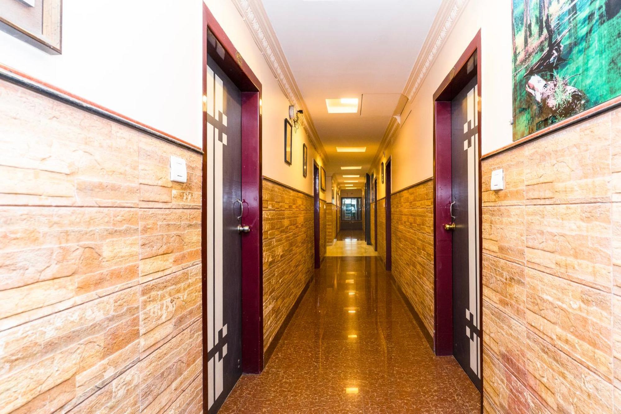 Apples Balaji Inn Сіліґурі Екстер'єр фото
